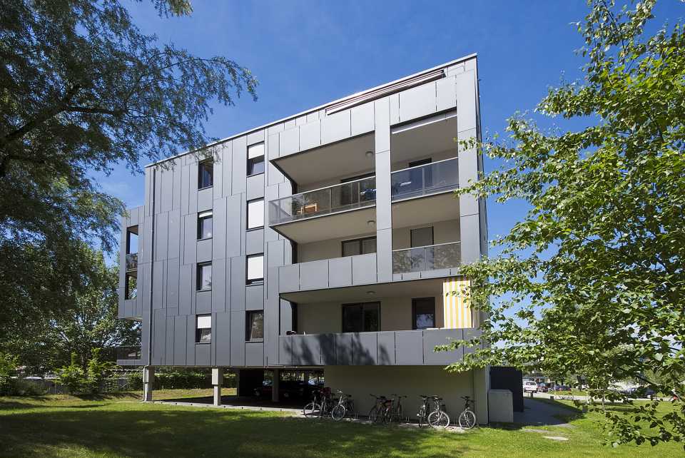 Modernes Gebäude mit schwarzer Fassadenverkleidung in Berlin